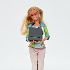 Barbie-Puppe mit Laptop